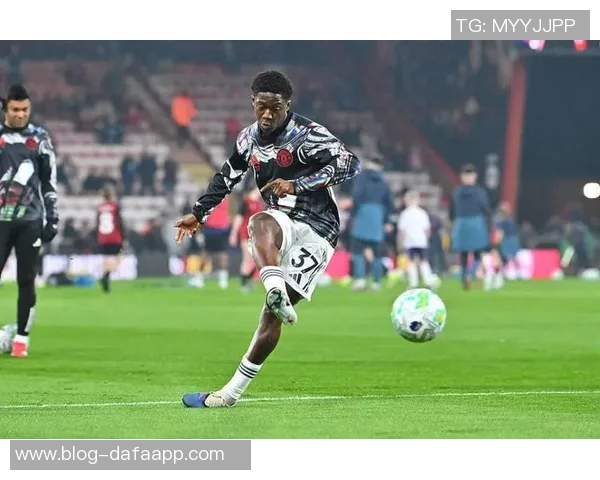 拜仁对曼联中场梅努表现出浓厚兴趣引发关注